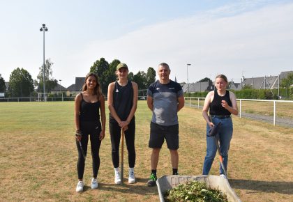 Désherbage d'un terrain de football