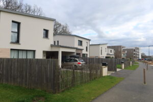 La rue Vivaldi à Chartres-de-Bretagne, bordée de maisons individuelles récentes