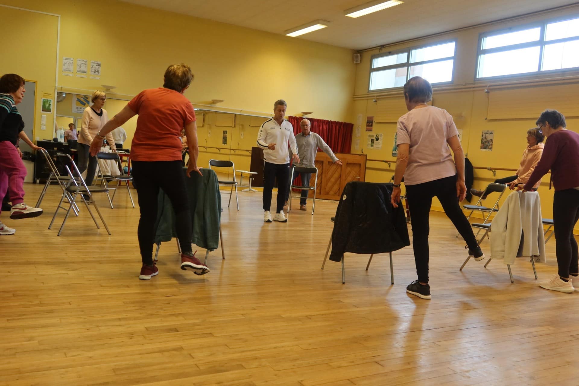 Ces ateliers se déroulent de façon conviviale, sous la conduite d'un éducateur sportif.