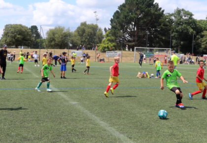 Match de football entre enfants lors de la Journée Nationale des Débutants