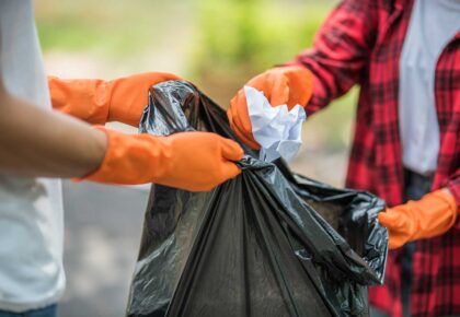 Ramassage de déchets avec des gants