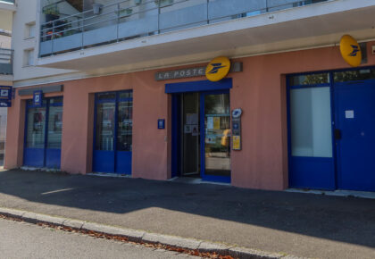 Façade de La Poste à Chartres de Bretagne