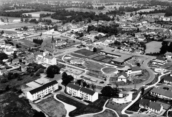 Vue aérienne du nouveau centre-ville de Chartres-de-Bretagne en 1975
